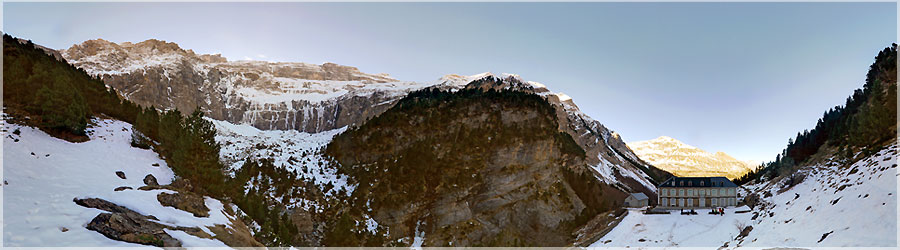 Cirque de Gavarnie Cirque de Gavarnie en hiver. Aprs une petite marche dans la neige depuis le parking de Gavarnie, nous arrivons au refuge, ferm en cette saison. Le soleil est bas en hiver, il ne passera pas par dessus les crtes, c'est dommage !  www.360x180.fr Selme Matthieu