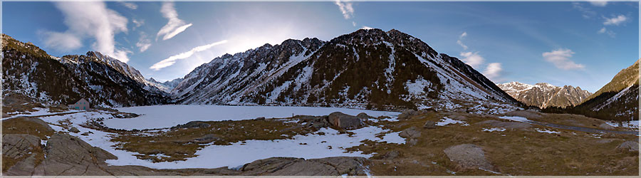 Chronopanorama : 1/3 : Lac de Gaube aprs le coucher de soleil Chronopanorama compos de 3 panoramas, pris au mme endroit, sur des jours diffrents. Le premier jour, nous arrivons juste aprs le coucher de soleil. 'Gaube' veut dire 'lac' en Gascon !  www.360x180.fr Selme Matthieu