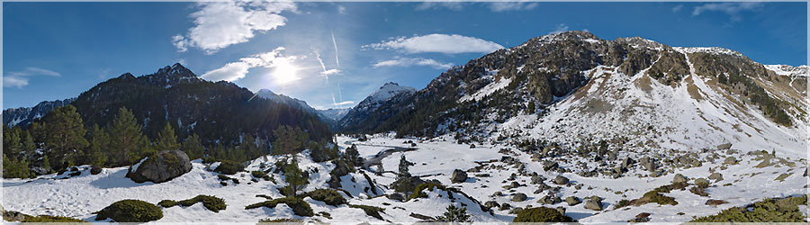 Domaine de ski de fond au Pont d'Espagne  Cauterets Le pont d'Espagne est un site naturel des Pyrnes, situ  une altitude de 1500m,  ct du village de Cauterets. C'est un espace protg, qui fait partie du Parc National des Pyrnes. Ce site tait un lieu de passage et d'change avec l'Espagne. A la fin du XIXe sicle, c'tait un lieu pris par la haute socit, puis vers les annes 1960, avec le tourisme de masse, le site a t fortement dgrad par la circulation automobile et les touristes ! Depuis 1990, le site fait partie d'un grand projet de rhabilitation : btiments sauvages dtruits, circulation restreinte et zones naturelles prserves. www.360x180.fr Selme Matthieu