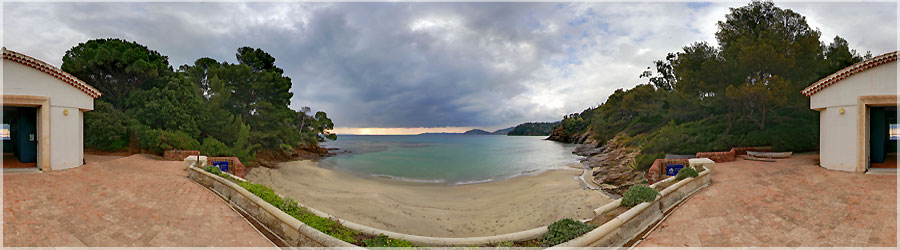 Ciel menaant sur la plage du Rayol Ciel menaant sur la plage du Rayol www.360x180.fr Selme Matthieu