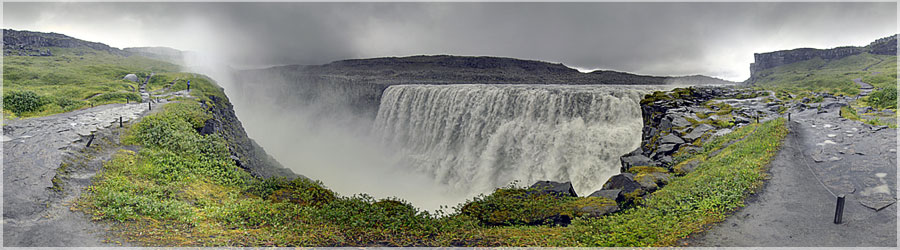 Chute d'eau de Dettifoss  Dettifoss est une chute d'eau au nord de l'Islande, dans le canyon de la Jokulsa Fjollum, entre les chutes Selfoss et Hafragilsfoss. On dit que c'est la plus puissante d'Europe, avec un dbit d'environ 200 m3/s, pour une hauteur de 44 mtres. www.360x180.fr Selme Matthieu