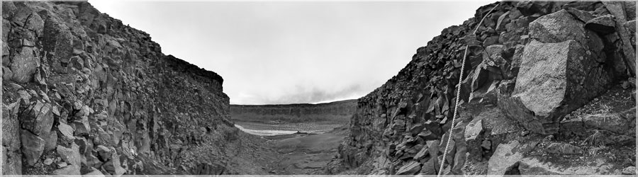 Escalade au dbut du XIX sicle ! Peu aprs la chute d'eau de Dettifoss, un passage assez dlicat, quip de grosse corde, permet de descendre et de poursuivre la randonne. Le plus dur, ce sont les sacs... lourds ! www.360x180.fr Selme Matthieu