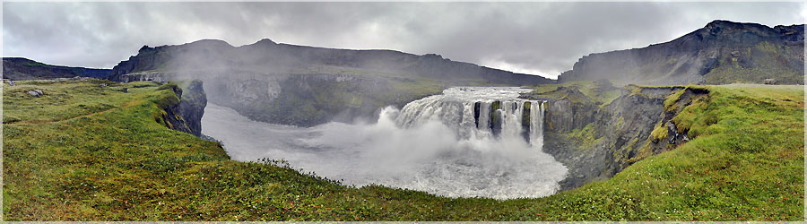 Chute d'eau de Rettarfoss Chute d'eau de Rettarfoss, magnifique, car beaucoup moins frquente : pour y accder, il faut marcher quelques heures, puis descendre par un couloir quip d'une grosse corde !  www.360x180.fr Selme Matthieu