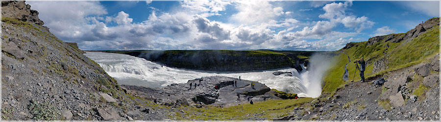 Chute d'eau de Gullfoss Nous retrouvons la chute de Gullfoss comme au premier jour. C'est un des lieux les plus frquents d'Islande. Avec Geysir et Pingvellir, on les nomme le triangle d'or. Beaucoup de visiteurs qui ont peu de temps visitent ce triangle d'or  la journe au dpart de Reykjavik. Ces lieux sont donc assez amnags compars au reste de l'Islande. On y trouve un sentier explicatif, un magasin et un restaurant (o nous nous rchaufferons d'une soupe!). Il n'empche que cette chute est vraiment belle, c'est sa largeur qui m'impressionne le plus. Comme nous nous dplaons en bus, nous sommes dpendants des horaires de bus... et restons un bon moment sur place ! Nous sommes relativement contents de ce moyen de transport : pas de problme de crevaison, ou de gu  passer comme avec une voiture de location ! Mais il faut un peu d'organisation ( certains endroits, le bus ne passe qu'une fois par jour, voire une fois tous les deux jours dans certains endroits plus reculs ! Il faut consulter le petit guide avec les horaires ...) et il faut accepter d'tre dpendants et de perdre un peu de temps. www.360x180.fr Selme Matthieu