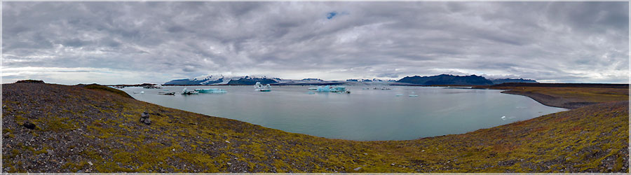 Lac de Jokulsarlon : vue gnrale sur le lac Les prvisions mto nous ont indiqu que ce serait la plus belle journe des 3 jours  venir. Nous allons donc  Jokulsarlon, un des lieux mythiques de l'Islande que nous avions regrett de ne pas avoir vu lors de notre premier sjour. En effet, ce lieu est trs connu car c'est  cet endroit que 2 films de James Bond ont t tourns : 