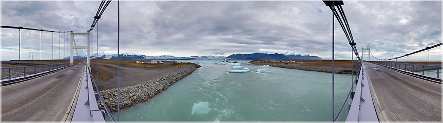 Lac de Jokulsarlon : le pont reliant le lac  la mer C'est un lac glaciaire d'une beaut incroyable car des bouts de glaciers se dtachent du glacier et tombent dans le lac.  www.360x180.fr Selme Matthieu