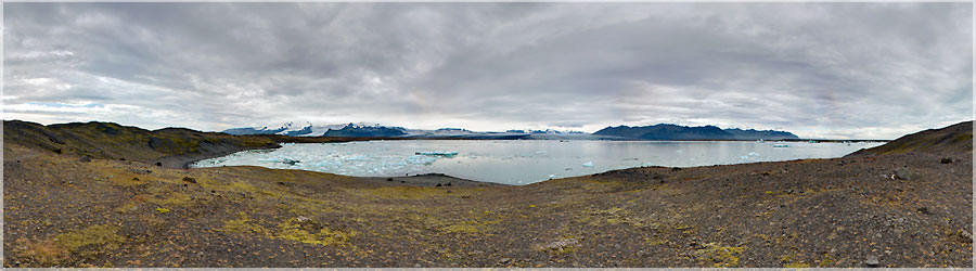 Lac de Jokulsarlon : vue sur le glacier au fond du lac On dirait un verre de pastis avec des glaçons qui flottent !  www.360x180.fr Selme Matthieu