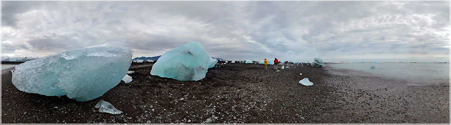 Plage de Jokulsarlon : normes glaons bleus chous sur la plage Les normes glaons bleus vont ensuite s'chouer sur une plage de sable noir en passant sous le pont, ce qui est une rgal pour nos yeux ! www.360x180.fr Selme Matthieu