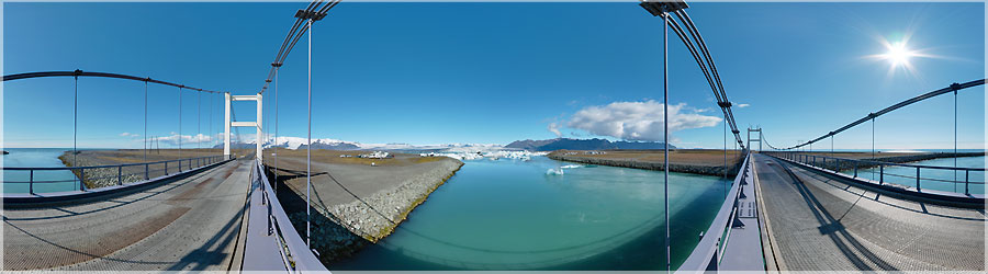 Jokulsarlon : panomorphing sur le pont,  l'embouchure du lac 1/2 L'coulement des gros glaons du lac vers la mer se droule en fonction des mares. En effet, lors des mares hautes, tous les glaons sont coincs dans le lac, et on apperoit trs bien la diffrence entre l'eau douce (fonte glacire) et l'eau de mer. Cela cre une sorte de 