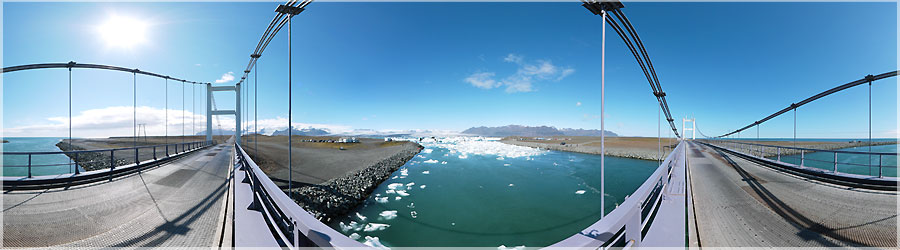 Jokulsarlon : panomorphing sur le pont,  l'embouchure du lac 2/2 L'coulement des gros glaons du lac vers la mer se droule en fonction des mares. En effet, lors des mares hautes, tous les glaons sont coincs dans le lac, et on apperoit trs bien la diffrence entre l'eau douce (fonte glacire) et l'eau de mer. Cela cre une sorte de 