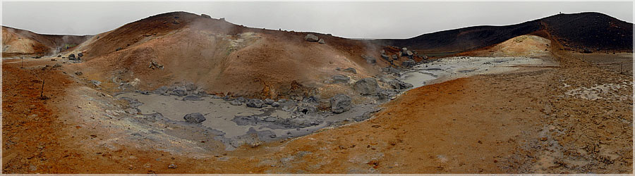 Mare bouillante Krafla A Krafla, une autre mare de boue, cette fois-ci bouillante, qu'il fait bon de se rchauffer dans le coin... par contre, les odeurs souffres ne sont pas toujours agrables !  www.360x180.fr Selme Matthieu