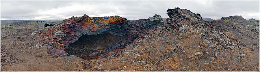 Magnifique lave multicolore Lors du retour de Krafla vers le lac Myvatn pieds, nous traversons pendant 2h un champ de lave, et quelle surprise de voir toutes les nuances de couleurs dans ces laves, du bleu sombre, au violet, en passant par le rouge, l'orang et mme le jaune ! Aucunes retouches photos abusives ! www.360x180.fr Selme Matthieu