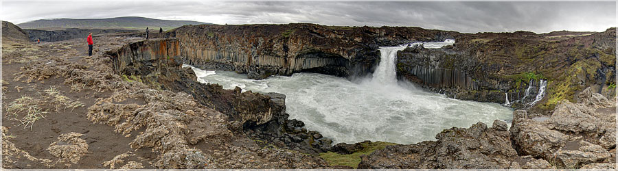 Chute d'eau Aldeyjarfoss Sur la route pour Landmannalaugar, le bus s'arrte proximit de la chute d'eau de Aldeyjarfoss, imprssionante par la forme des roches aux alentours ! www.360x180.fr Selme Matthieu