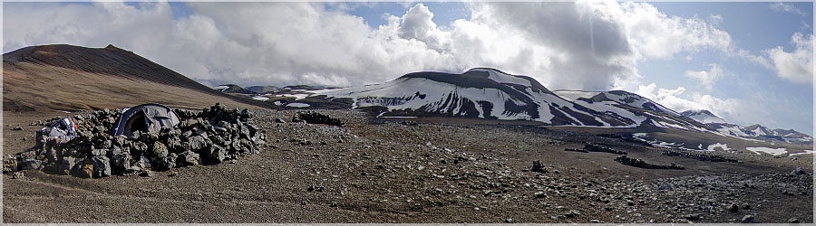 Terrain de camping lunaire ! Durant ce trek de 5 jours en autonomie totale, nous plantons notre tente le premier soir proximit d'un refuge (camping sauvage interdit), enfin nous l'arrimmons avec des sangles comme nous pouvons sur ce sol la fois sableux et dur comme de la pire, et l'encerclons d'un petit muret de pires pour limiter les assauts du vent... Frileux s'abstenir ! www.360x180.fr Selme Matthieu