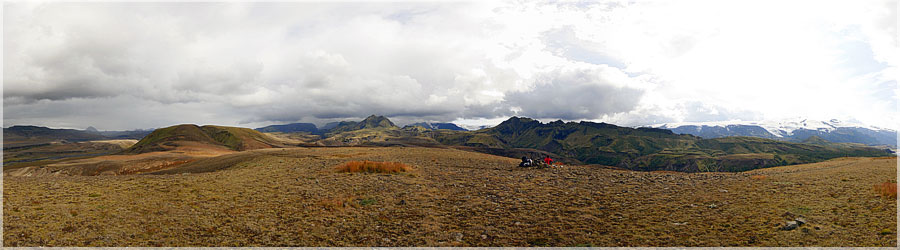 Dernier instant de rpit avant l'averse ! Juste avant l'arrive Porsmork : avant la dernire tape nous menant Skogar, o nous marcherons plus de 12h avec des sacs dos en complte autonomie, traversant un col accessible entre deux glaciers, enneig, aprs plus de 1000m de denivel, nous apprcions nos derniers instants de repos. Repos de courte dure, car l'on voit sur ce panorama d'un ct le ciel bleu et les rayons du soleil nous rchauffant, et de l'autre ct les nuages menaant, dversant abondamment leur eau... nous serons tremps 10min aprs tre repartis... www.360x180.fr Selme Matthieu