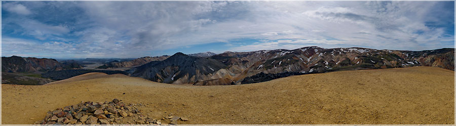 Sommet du Brennisteinsalda  Landmannalaugar C'est au sommet du Brennisteinsalda que nous irons ! Aujourd'hui aussi, il fait un temps splendide, nous djeunons en T-shirt ! Nous profitons de chacune de ces minutes prcieuses de beau temps, et admirons ces paysages si diffrents de ceux de notre quotidien. www.360x180.fr Selme Matthieu