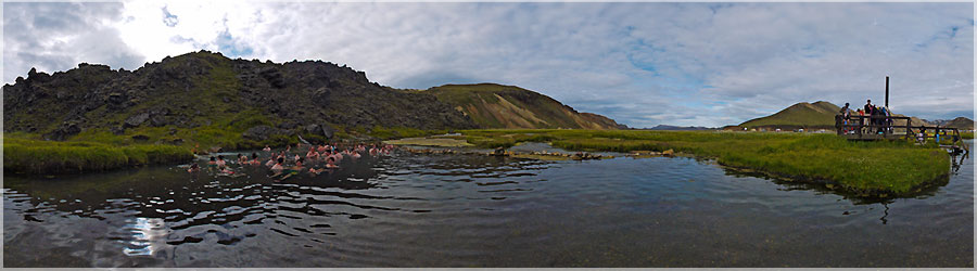 Baignade dans la source d'eau chaude de Landmannalaugar De retour au camping, la seule envie de Flo est d'aller se baigner dans la source d'eau chaude ! Elle me motive car il n'est pas vident de faire 200m  pied en maillot sous cette temprature et je fonce ! C'est que du bonheur ! Plus on se rapproche de la source, plus l'eau est chaude. A tel point que la plupart des gens s'arrtent au mme endroit comme si plus loin, l'eau tait trop chaude pour que ce soit agrable ! Elle fait le plein le chaleur, ce lieu est propice  la dtente et au bien-tre. C'est cool ! www.360x180.fr Selme Matthieu