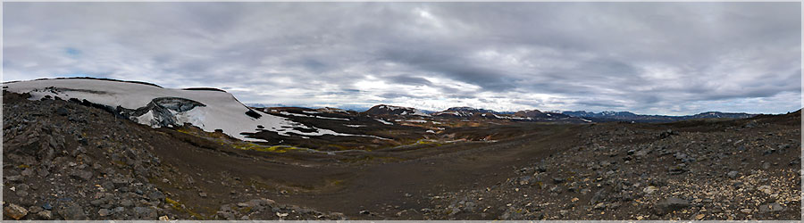 Grotte de glace (effondre) de Sodull,  proximit de Jokulhas, sur le trek de Landmannalaugar Nous arrivons donc relativement tt au refuge et dcidons de repartir pour un aller-retour  la grotte de glace effondre de Sodull. Le chemin est enneig, heureusement que Matthieu est un bon alpiniste et que j'ai confiance en lui parce que je ne le conseille pas  des personnes inexprimentes et mal quipes ! Ce qui m'tonne le plus lors de cette balade est la beaut et l'immensit des paysages hors 