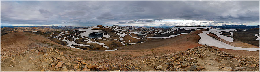 Sommet du Sodull, sur le trek de Landmannalaugar Nous dnons au refuge (miam un bon lyophilis!) et partons pour une balade digestive au sommet de Sodull. C'est une balade beaucoup plus facile et beaucoup plus frquente que la grotte de glace effondre mais une fois arriv, la vue est magnifique ! www.360x180.fr Selme Matthieu