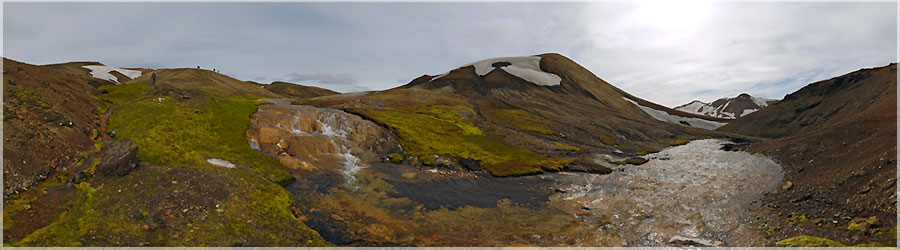 Petite pause en direction de Alftavatn Nous partons pour le lac d'Alftavan. Aujourd'hui, c'est l'anniversaire de Matthieu et je trouve le dpart difficile. Au dbut, le chemin est fatiguant car compos de petites descentes puis de petites montes comme si tous les 10 m, un creux de 2 m avait t creus par un cour d'eau ! Des fumerolles parcourent le sentier et je m'imagine tre une elfe parcourant un chemin dont les imperfections auraient t accentues par ma petite taille... www.360x180.fr Selme Matthieu