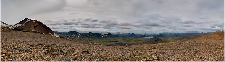 Descente de Jokulgil vers Alftavatn La deuxime partie du chemin est compose d'une longue descente au bout de laquelle se situe le lac et le camping. C'est assez droutant parce que l'on voit le lac ds le dbut et que l'on a l'impression de ne pas beaucoup s'en rapprocher ! Surtout lorsqu'il s'agit d'affronter la dernire ligne droite toute plate et qu'il faut traverser un gu (le premier du trek) en plein milieu de celle-ci ! Passer les gus, c'est fatiguant, froid et a prend du temps ! Il faut s'asseoir, poser le sac, chercher les sandales. Enlever les chaussures, les ranger dans le sac, mettre les sandales. Remettre le sac, prendre son courage  deux mains, traverser le gu ! Poser le sac, prendre les chaussures et la serviette, enlever les sandales, scher les pieds, remettre les chaussettes, puis les chaussures et ranger la serviette et les sandales. En gnral,  cette tape, je prends une barre de crales  ou quelques fruits secs et on repart ! En marchant, les pieds se rchauffent vite et on oublie instantanment le froid de l'eau de la rivire ! Les paysages sont prservs au point qu'aucun pont ne vient nous rappeler l'intervention de l'espce humaine sur la nature. www.360x180.fr Selme Matthieu