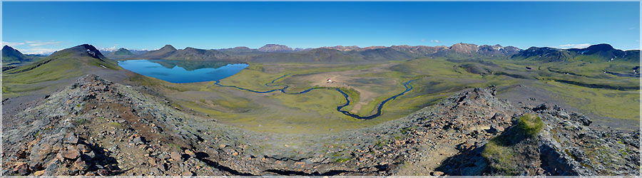 Magnifique vue sur le lac Alftavatn Aprs une bonne nuit de sommeil, nous sommes rveills par un grand ciel bleu. Nous aurons droit  une journe idyllique sans vent et nous djeunerons en T-shirt ! La balade d'aujourd'hui consiste en un demi-tour du lac sur les crtes. En effet, aprs 2 jours de marche conscutifs, nous prenons une journe de pause pour nous reposer et profiter pleinement du lac d'Alftavan.  www.360x180.fr Selme Matthieu