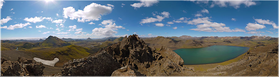 Eperon rocheux au dessus du lac Alftavatn Le contraste entre l'eau du lac (qui rappelle la mer) et les sommets pointus est saisissant et magnifique.  www.360x180.fr Selme Matthieu