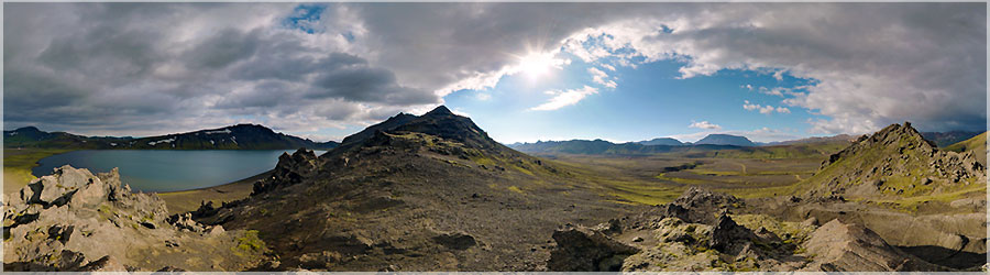 De l'autre côté du lac Alftavatn, ciel bleu et menaçant à la fois J'ai oublié de vous parler du trek de Landmannalaugar en général... C'est LE trek à faire en Islande, nous notons d'ailleurs qu'il est beaucoup plus fréquenté en 2012 qu'en 2009... Mais nous trouvons la fréquentation du trek correcte et à aucun moment ne sommes dérangés par les 