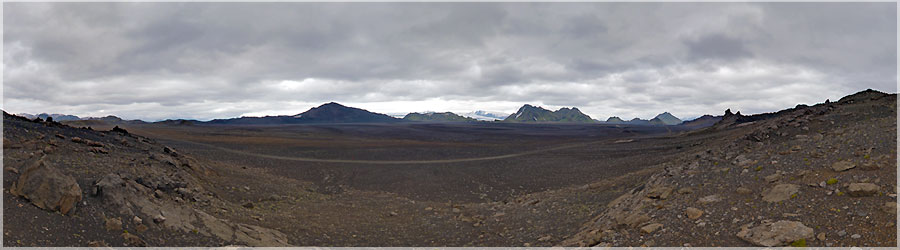 Le dsert situ entre Alftavatn et Botnar, sur le trek de Landmannalaugar Nous poursuivons notre route vers le refuge de Botnar. Je trouve cette journe assez longue parce que tout du long, nous marchons dans un dsert de sable noir qui n'en finit pas ! www.360x180.fr Selme Matthieu