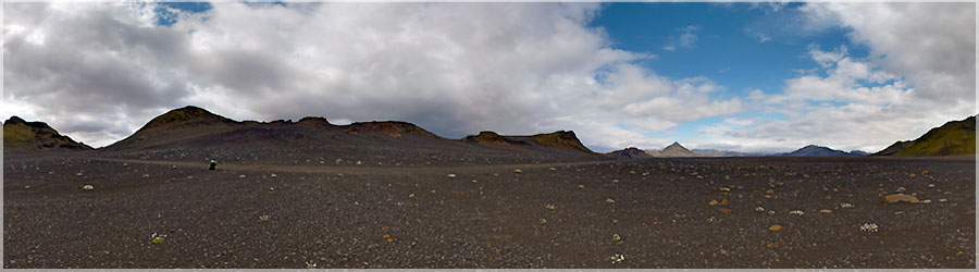 Pause fleurie dans le dsert avant d'arriver  Botnar Au loin, nous voyons les montagnes dont le profil change peu  peu mais sinon la lassitude s'installe et peu  peu, l'envie d'arriver se fait de plus en plus pressante !  www.360x180.fr Selme Matthieu