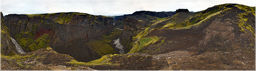 Gorge de Svartikrokur  Botnar Flo : Comble du marcheur, c'est en arrivant au camping, une fois que la tente est plante et que la seule mission qui s'impose  moi est de me reposer que je perds l'quilibre et tombe sur les genoux en sortant des toilettes du camping ! Quelle blessure de guerre ! Deux pizzas sur chaque genou ! Rien de grave, je marche comme si de rien n'tait et je ne sens rien. J'ai juste peur d'tre ridicule au mois d'Aot en France avec mes jupettes d't ! Cela ne nous empche pas de profiter de cette belle soire pour faire une promenade digestive et marcher jusqu'aux gorges de Svartikrokur. Cela en vaut vraiment la peine !  www.360x180.fr Selme Matthieu