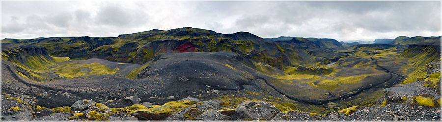 Vue en hauteur sur la valle de Sandar Cette journe de marche relie Botnar  Thorsmork. Thorsmork est une valle frquente o un bus passe tous les jours. Nous pourrions y arrter notre trek si la mto se dtriorait. L'tape de Botnar  Thorsmork est la plus difficile techniquement car elle comporte un passage avec des chanes. Attention si vous tes derrire un groupe car il vous faudra attendre et prendre votre mal en patience ! Le passage avec les chanes se fait un  un... mais est tout  fait faisable si vous n'avez pas le vertige ! Nous traversons ensuite un des rares pont du trek et nous en comprenons vite l'utilit : il traverse une gorge trs profonde infranchissable ( cet endroit) sans l'aide du pont. www.360x180.fr Selme Matthieu