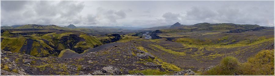 Vue globale sur la vallée de Sandar En effet, il nous reste la partie du trek qui relie Thorsmork à Skogar. De part et d'autre de ce sentier se trouve deux glaciers. A aucun moment, nous ne marchons sur les glaciers mais nous pouvons les observer à notre droite et à notre gauche. Le glacier Eyjafjallajökull est à l'ouest, c'est un petit glacier mais c'est celui qui abrite le fameux volcan qui est entré en éruption au printemps 2010 et qui a chamboulé le trafic aérien mondial pendant une semaine. Suite à cette éruption, on nous avez dit que les paysages avaient changé et nous étions curieux de découvrir le nouveau visage de cette partie du trek ! www.360x180.fr Selme Matthieu