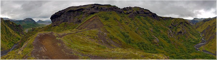 Pause sur le sentier escarp au dessus de Strakagil Nous djeunons au sec, dans la cahute du camping et attendons que la pluie s'arrte pour reprer le chemin que nous emprunterions si nous continuions le trek... Cela nous rappelle des souvenirs car en 2009, le cours d'eau de la valle tait satur, gonfl par les pluies de la tempte. Nous avions d demander  un groupe d'italiens de nous le faire traverser en 4x4 car  pied, c'tait impossible, le courant tait trop fort ! Cette anne, nous n'avons pas ce problme, nous le traversons sans embches... Nous marchons le long du sentier et montons jusqu' un point de vue assez sympa pour que Matthieu fasse deux panoramiques et nous rentrons au camping.  www.360x180.fr Selme Matthieu