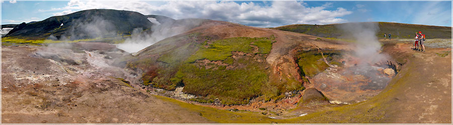 Landmannalaugar : zone gothermique de Storihver 1/2 Nous passons notre dernire nuit  Landmannalaugar et partons sur le trek qui relie Landmannalaugar  Skogar. Nous sommes chargs comme des mulets : nous portons tente, duvets, matelas, appareil photo, rchaud, carburant, lyophiliss et vtements pour 6 jours... Ce soir, nous dormons au refuge de Hrafntinnusker. Malheureusement, le parcours est trs vent et je crains le retour d'une mto plus classique ! www.360x180.fr Selme Matthieu