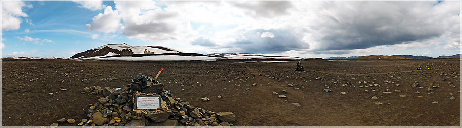 Landmannalaugar : Cairn commmoratif En fait, je me trompe, la mto restera clmente quelques jours encore mais sur la crte, le vent est insupportable, nous nous dpchons d'arriver au refuge o nous dormirons. Juste avant d'arriver au refuge, nous faisons une pause devant ce mmorial, ce cairn  la mmoire de Ido Keinan.  www.360x180.fr Selme Matthieu