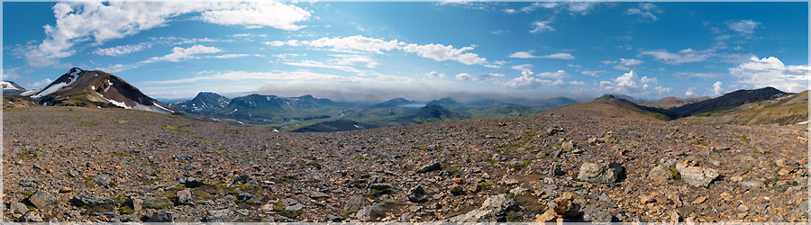 Landmannalaugar : Volcan en veil ? Nous appercevons sur cette image, au loin le lac Alfatvan. Un gros nuage noir n'inspire pas spcialement confiance, est-ce le volcan qui se rveille ? En effet, le fameux volcan Eyjafjallajokull est pile dans la direction du nuage...  www.360x180.fr Selme Matthieu