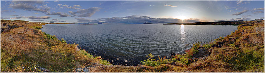 Coucher de soleil sur le lac Myvatn Un coucher de soleil trs particulier sur les bords du lac Myvatn. Il est aux alentours de 23h00 quand ce panorama est pris... le pays o le soleil ne se couche pas en t ! www.360x180.fr Selme Matthieu