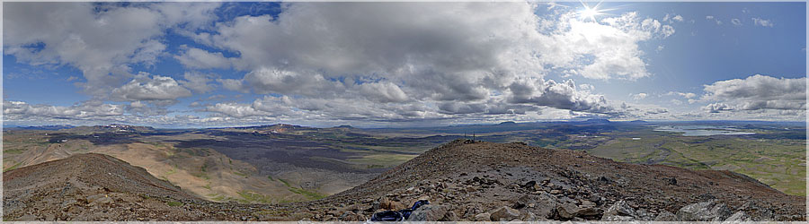 Sommet du Hlidarfjall, 771m Au sommet du Hlidarfjall, la vue est magnifique sur le lac Myvatn et les environs. Ce sommet n'est pas trs haut (771m), mais la monte est trs fatigante et instable, car cette montagne est compose de petites roche de lave, le tout est assez friable, et l'on glisse facilement. En hiver, le ski peut tre pratiqu Hlidarfjall. www.360x180.fr Selme Matthieu