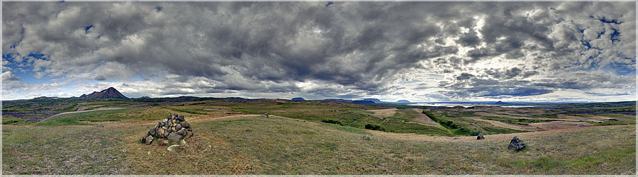 Pause sur la plaine de Langahlid De retour du sommet du Hlidarfjall, petite pause pour contempler le majestueux lac de Myvatn, sous un ciel parsem de petits nuages cotonneux... www.360x180.fr Selme Matthieu