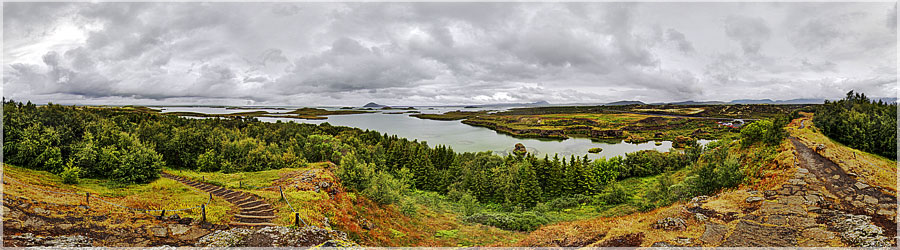 Lac de Myvatn En balade vlo autour du lac Myvatn, petite pause sur ce rocher pour apprcier la vue calme et paisible. www.360x180.fr Selme Matthieu