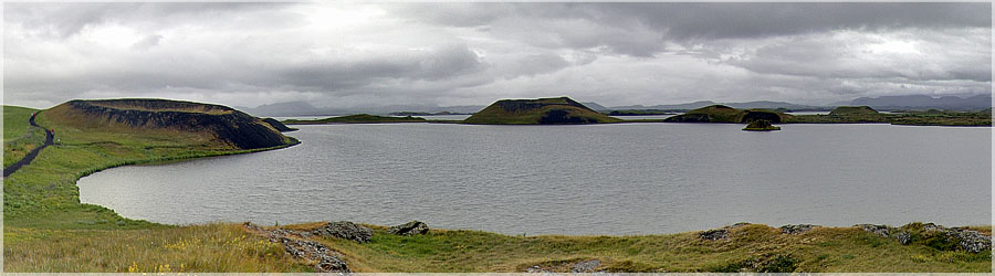 Anciens volcans Stakholstjorn Au sud du lac Myvatn, des anciens volcans Stakholstjorn, dont les sommets emmergent des eaux du lac. www.360x180.fr Selme Matthieu