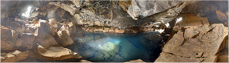 Grotte d'eau chaude soufre Sous la faille prcdente, une petite ouverture permet de se glisser sous la roche, et d'admirer les rayons du soleil clairant cette eau chaude, ainsi que les vapeurs dans cette cavit. www.360x180.fr Selme Matthieu