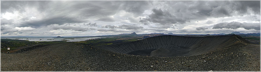 Sommet du volcan Hverfjall, 450m La monte n'est pas trs difficile sur ce terrain instable compos de poussires de laves et de petits cailloux, mais l'arrive au sommet, un vent violent et glacial, qui nous tait pargn par les flancs du volcan lors de la monte, destabilise les marcheurs, au point de nous faire tomber ! Accrochez-vous ! www.360x180.fr Selme Matthieu