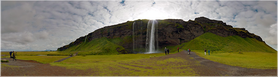 Cascade de Seljalandsfoss, sous les nuages Nous prenons le bus pour Vik o nous avons repr une balade sur une falaise qui permettrait de voir des macareux ! A notre grand tonnement la nuit  Thorsmork a t calme, et nous arrivons  plier la tente  peu prs sche... Par contre, on sent bien que la pluie n'est pas loin et que le temps est instable. C'est sans regret que nous quittons Thorsmork ! Le bus que nous prenons nous arrte  la cascade de Seljalandsfoss o nous devons changer de bus ! La correspondance est assez longue pour que nous voyons 