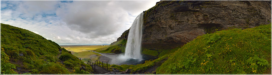 Cascade de Seljalandsfoss, sur le ct Puis nous apprcions le calme et la beaut du lieu lorsque les bus se remplissent et partent vers de nouveaux horizons ! La cascade est surprenante, on peut passer derrire la chute ce qui la rend encore plus impressionnante ! Elle mesure 65 m de hauteur. www.360x180.fr Selme Matthieu