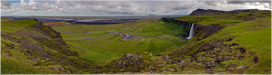 La cascade de Seljalandsfoss vue d'en haut Matthieu se paye mme le luxe d'escalader la petite montagne autour de cette cascade pour faire une vue panoramique d'en haut, et voir la cascade dans sa globalit. www.360x180.fr Selme Matthieu