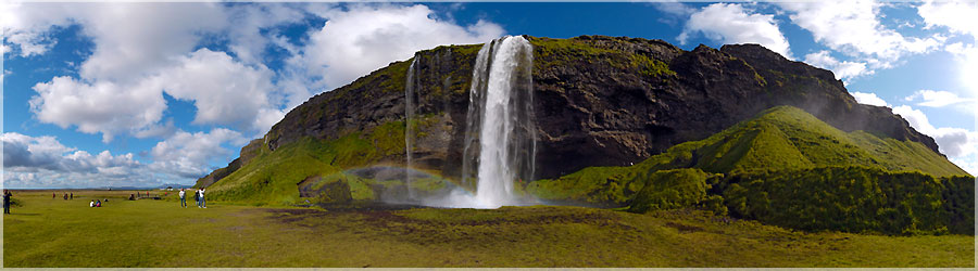 Arc en ciel sur la cascade de Seljalandsfoss Aprs une tude dtaille des prvisions mto sur internet, nous dcidons de ne pas rester  Skaftafell mais de nous diriger vers l'Ouest (Gullfoss, Geysir et Pingvellir) o nous esprons que le soleil nous attend. Le trajet est long, aujourd'hui nous prenons le bus pour Selfoss et refaisons le trajet en sens inverse : Skaftafell, Vik, la plage de sable noir de Reynisfjall, Skogarfoss puis Selfoss o nous cherchons le camping... Une fois le camping trouv, nous plantons notre tente et lavons notre linge. Il n'y a rien de particulier  faire  Selfoss mais demain nous aurons tout juste le temps de refaire nos sacs et de prendre le bus pour Gullfoss ! Le bus fait une pause  Seljalandsfoss, o l'on profite d'un magnifique arc-en-ciel ! www.360x180.fr Selme Matthieu