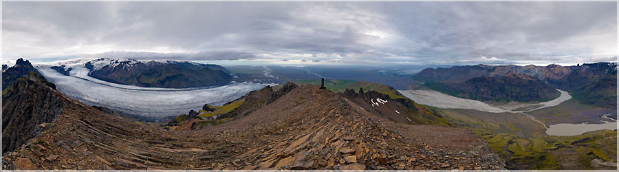 Skaftafell : sommet du Kristinartindar (1126m) C'est une grande randonnée à la journée bien fatigante mais qui vaut le coup ! La montée me semble longue mais il faut dire que l'Islande ne nous a pas habituée à autant de dénivelé ! www.360x180.fr Selme Matthieu