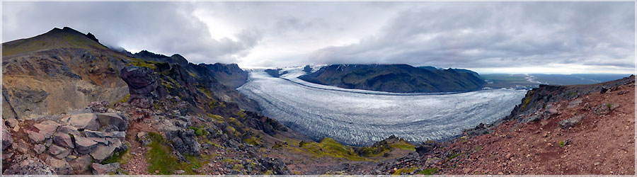 Skaftafell : vue gnrale sur le glacier Un passage pentu et glissant me pose mme un peu de problme si bien que Matthieu vient me chercher :-) ! Le point de vue l haut est superbe : on peut apprcier de part et d'autre du sommet deux glaciers. www.360x180.fr Selme Matthieu